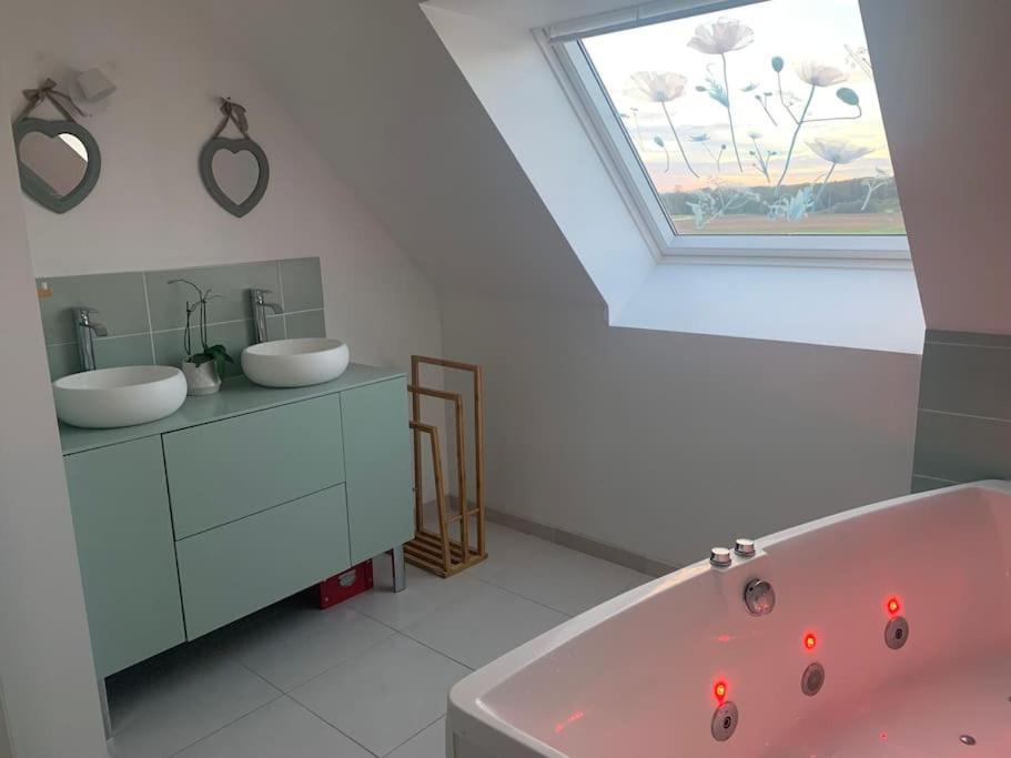 Maison Individuelle, Campagne, 3 Chambres, Baignoire Balneo 2 Places Genech Esterno foto
